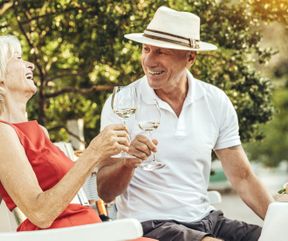 Rentner genießen Wein, Picknick, mediterran im Park
